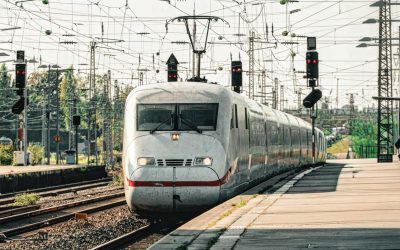 Gară în flăcări: Ultimul vagon Regio, evacuat pe fir