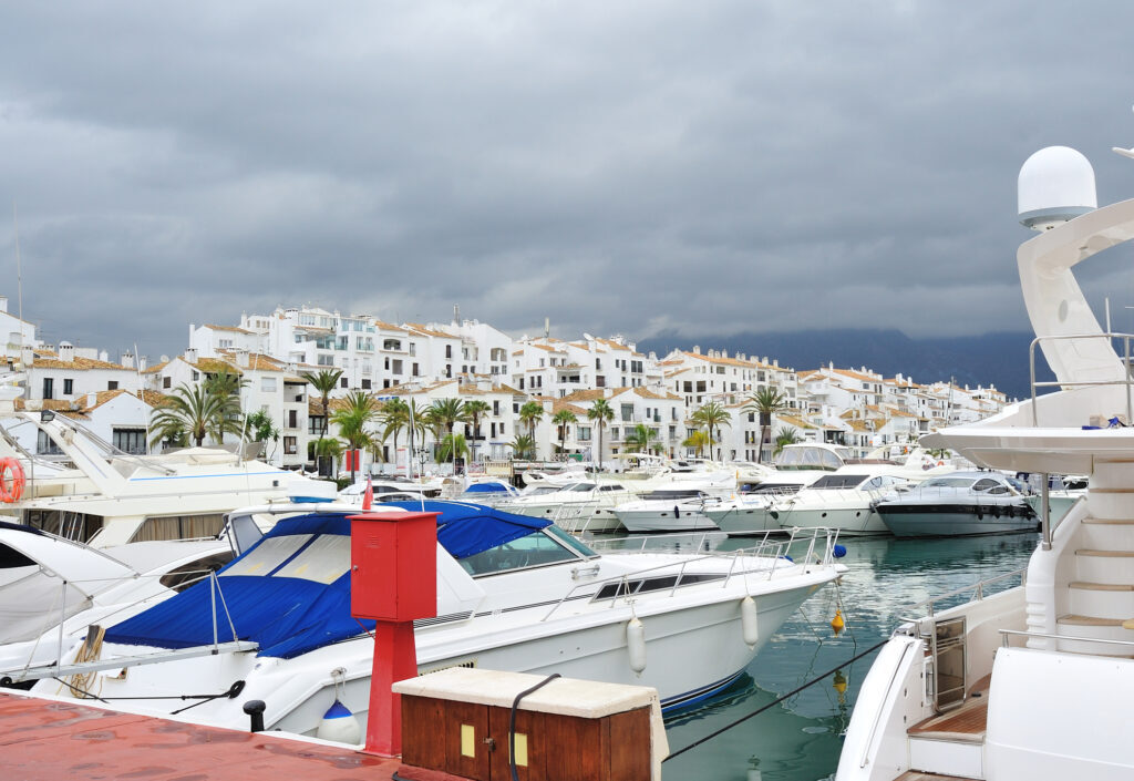 Românii din El Dorado spaniol al milionarilor. Viața la Marbella