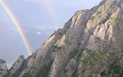 Germani, blocați pe cel mai mare perete stâncos din România, salvați la 112