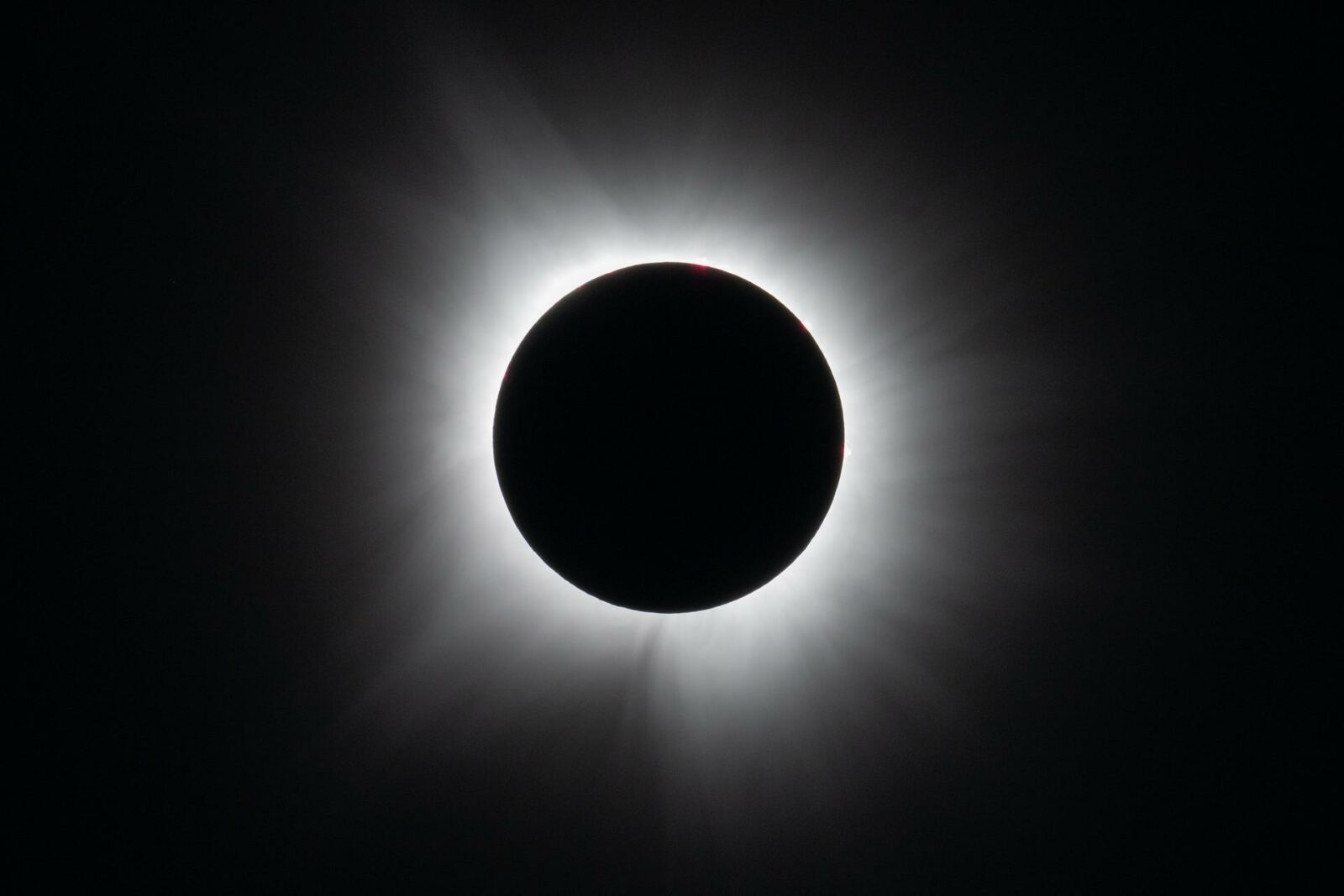 NASA prinde umbra eclipsei: întunericul total, acum trei minute