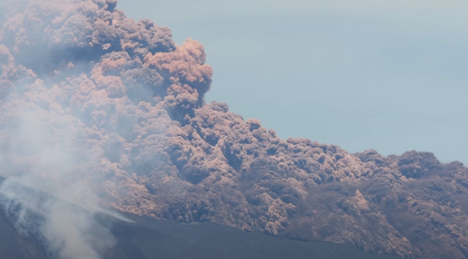 Etna închide Catania: mii de turiști blocați în Sicilia