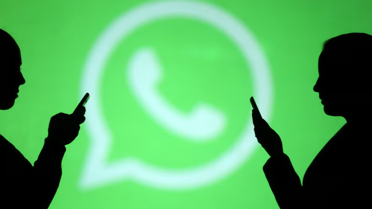 Români jefuiți pe WhatsApp: Pierd totul, iau și credite