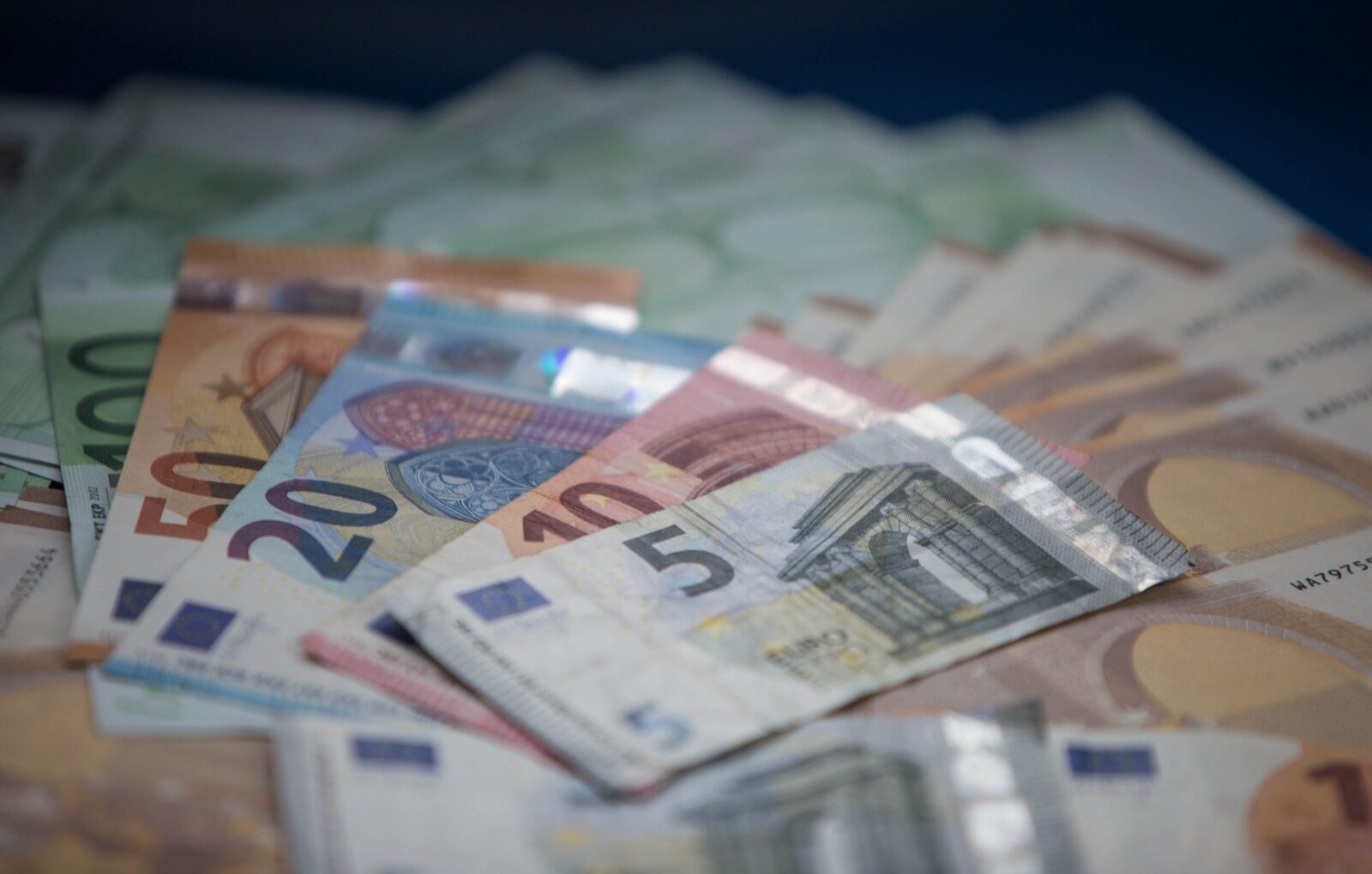 Escroci, români pe cartelă: prețul falsificării cetățeniei