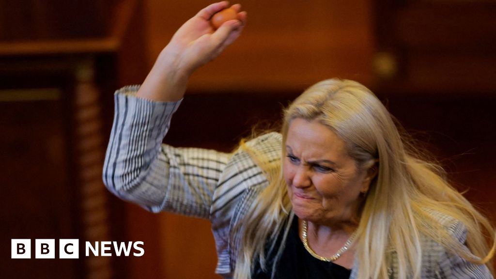 Deputat de opoziție a aruncat cu ouă în premierul Kosovo