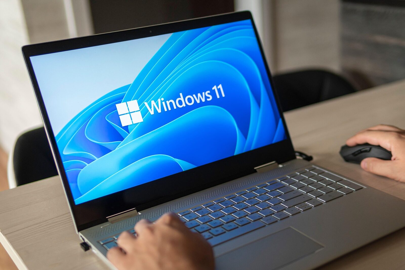 Performanța laptopului tău e tăiată! Secretul Windows 11