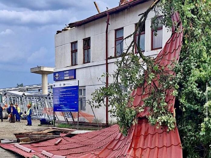 Vânt puternic a smuls acoperișuri, zeci de mașini distruse
