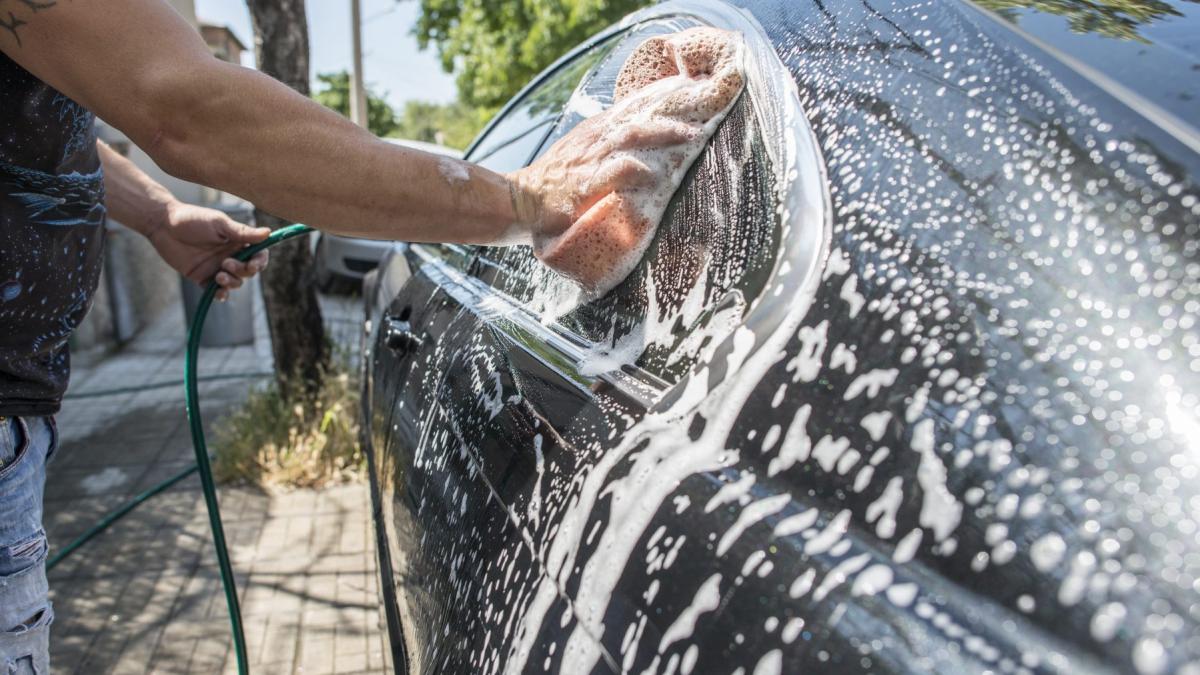 Germania: Amenzi de 50.000 de euro pentru spălatul mașinii acasă