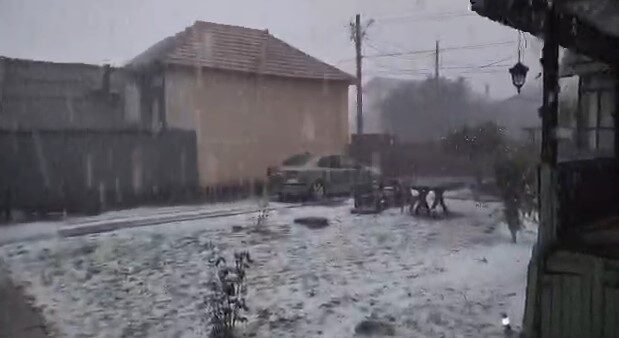 Târgu Jiu sub asalt: Furtună devastatoare, curent tăiat, trenuri blocate