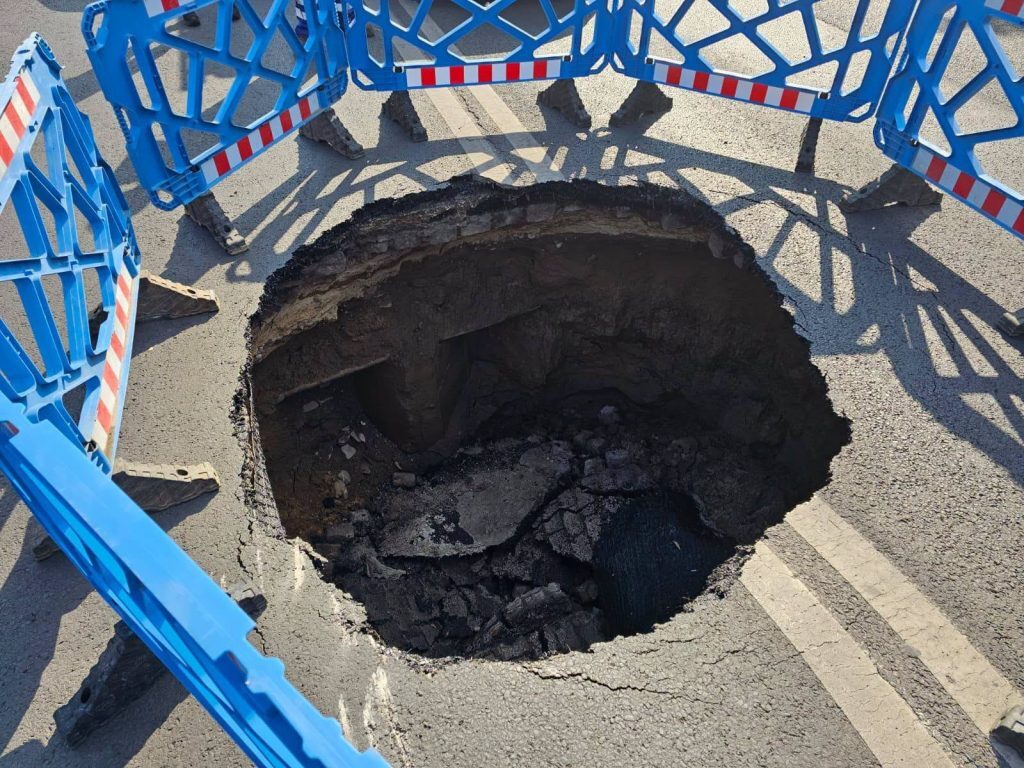 Bulevardul Eroilor, gropi de 3 metri: Carosabil surpat în București