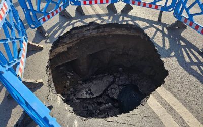Bulevardul Eroilor, gropi de 3 metri: Carosabil surpat în București