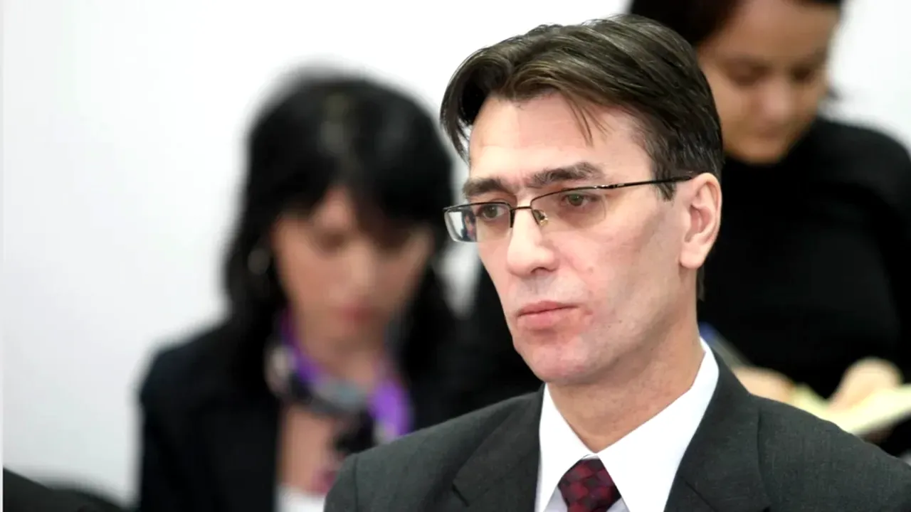 Omul și reclamanții, întâlnire secretă