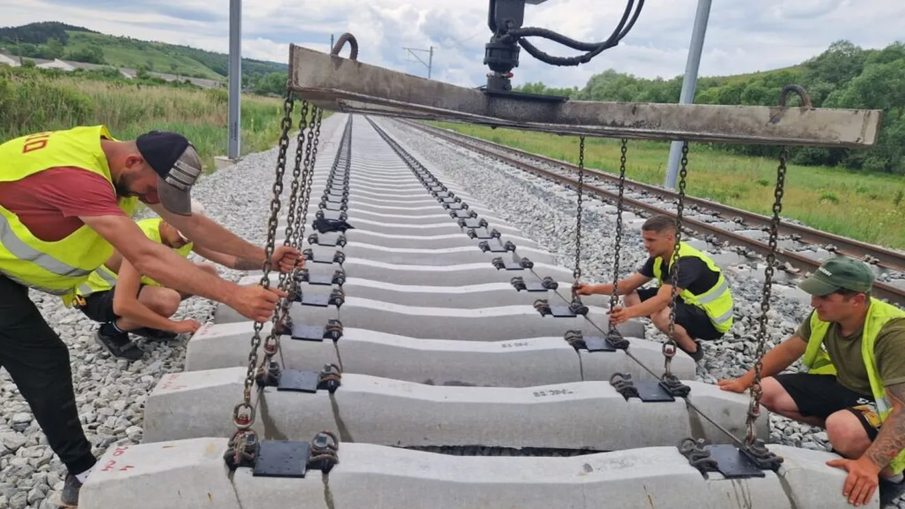 Infrastructură: Rutierul trage, calea ferată așteaptă