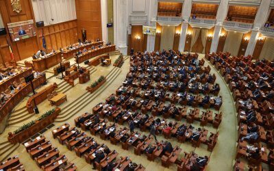 Parlamentarii își repară greșeala: Angajații statului, scoși din consiliile locale