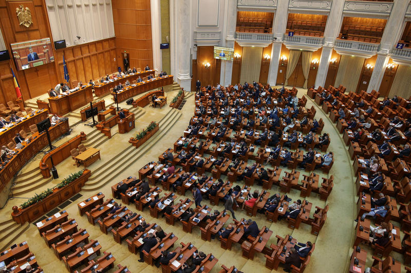 Parlamentarii își repară greșeala: Angajații statului, scoși din consiliile locale