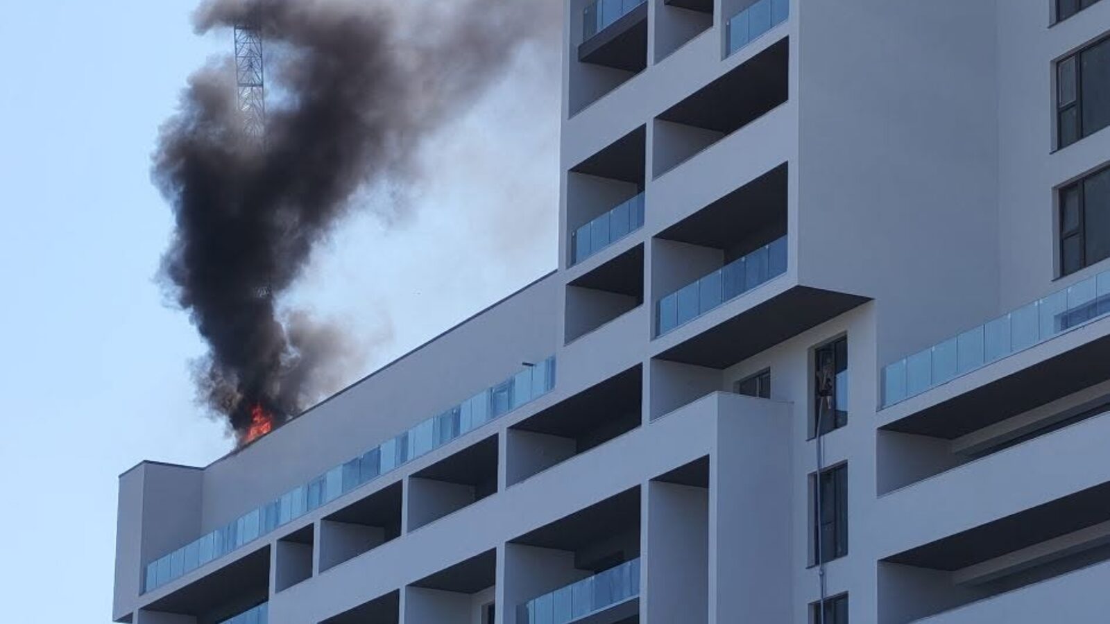 Incendiu violent în București. Martori: Arde cu flacără deschisă lângă Dedeman Ghencea
