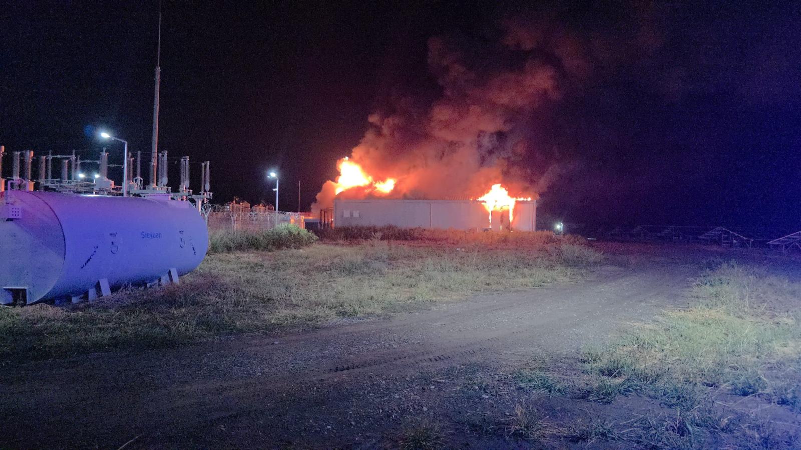 Incendiu-bombe la hala de baterii din Stâlpu, Buzău