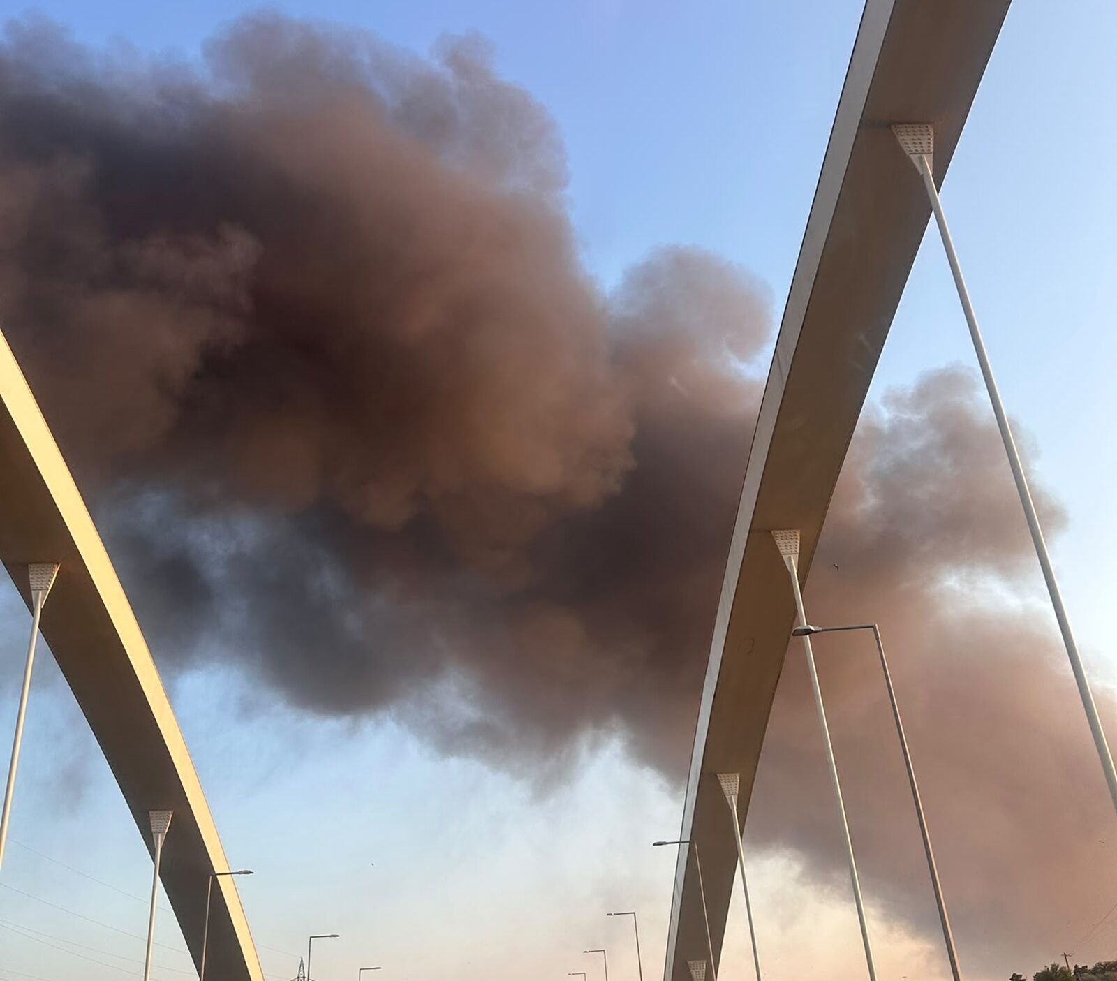 Incendiu grav în Lumina: Fum dens, pericol major