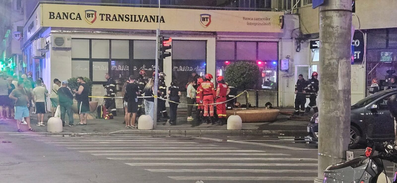 Bloc în flăcări în București: 20 de locatari, evacuați!