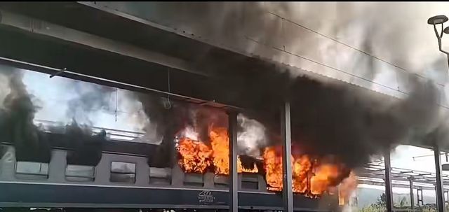 Incendiu la tren în gara Arad: Un vagon a luat foc