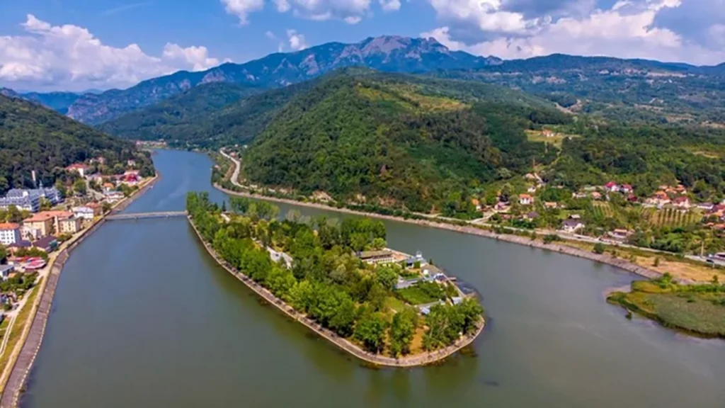 Insula din România ridicată, cu biserică veche de 500 de ani