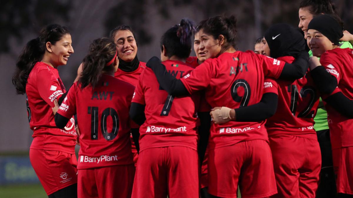 Afganistane, fotbal interzis: echipa feminină se reunește la 13.000 km