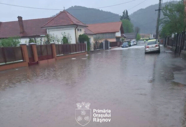 Râșnov: Canalizarea sugrumată de ploaia masivă