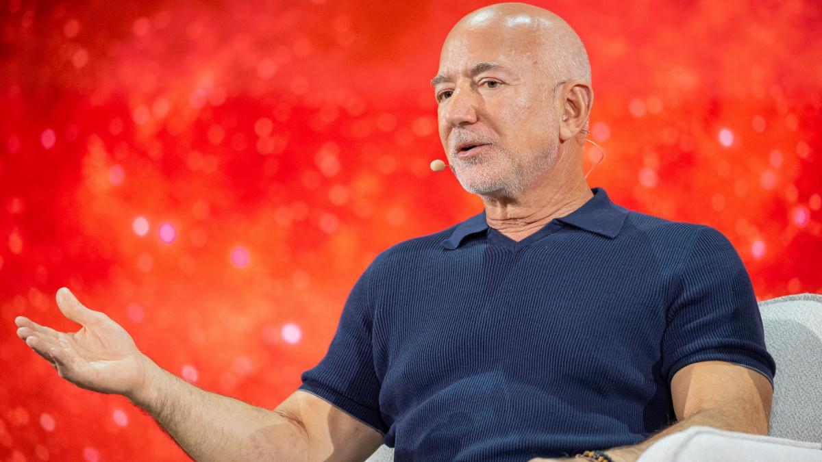 Bezos, aproape de Liverpool: 1,55 mld euro pentru club