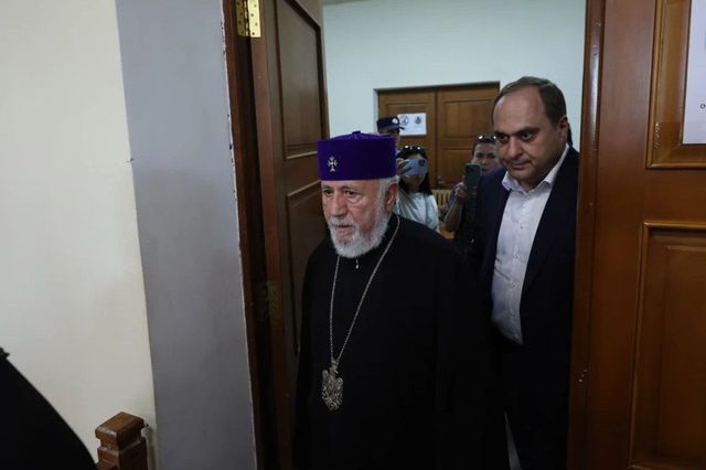 Șeful Bisericii Armene, judecat în conflict cu Moscova
