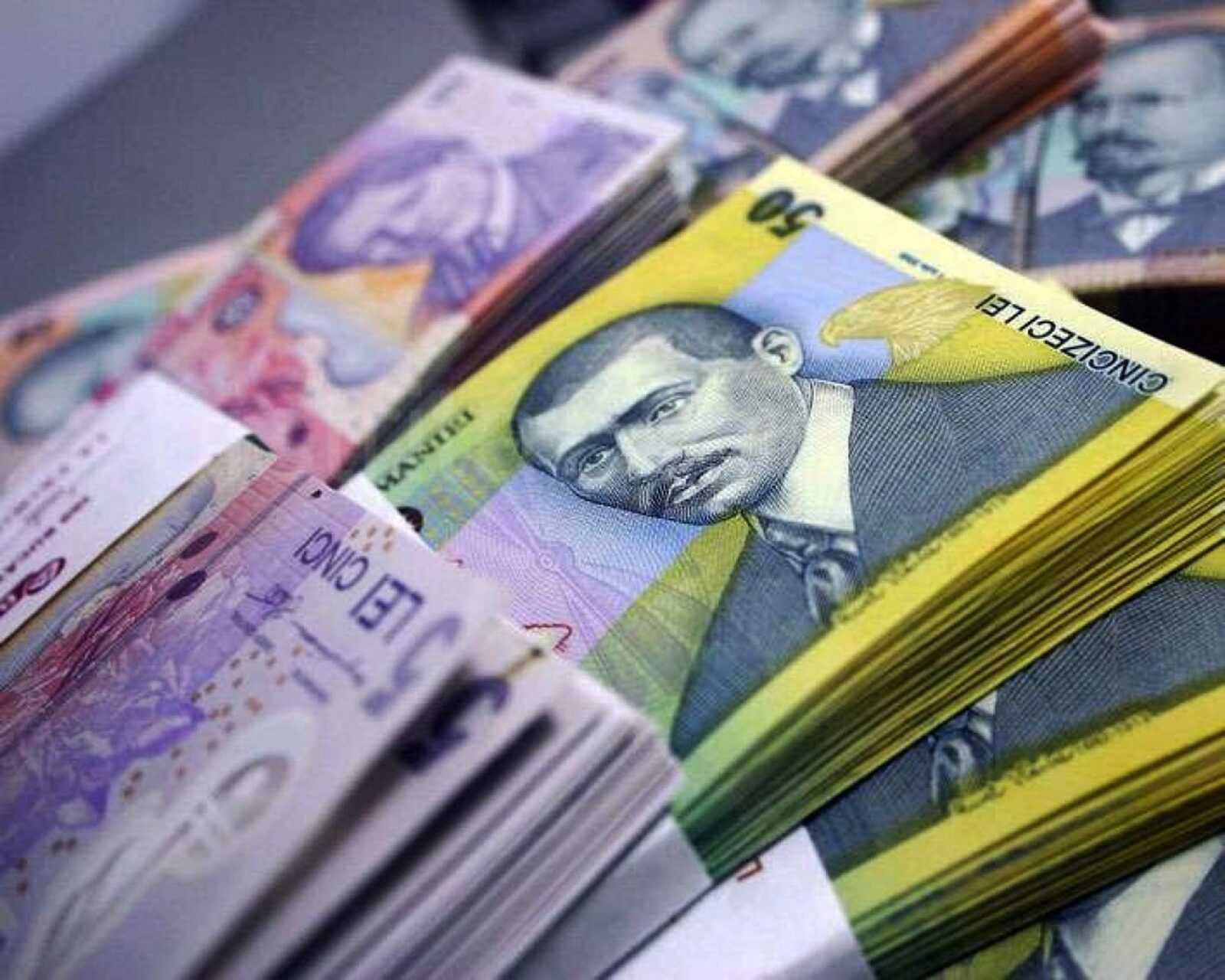 Credite noi pentru firme: creștere solidă în lei și euro