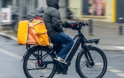 Nepalezii curieri: De ce muncesc în geci la 40 de grade