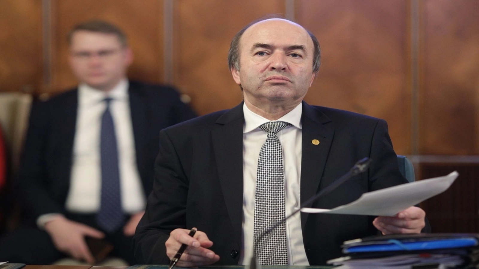 Toader, Urmărire Guvern: Plan Secret, Giganți Economici Încătușați