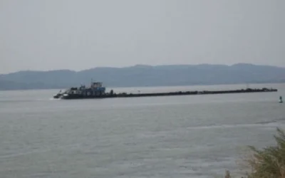 Dunărea, sub asediu: Cabluri cedate în scufundarea barjelor spre Cernavodă