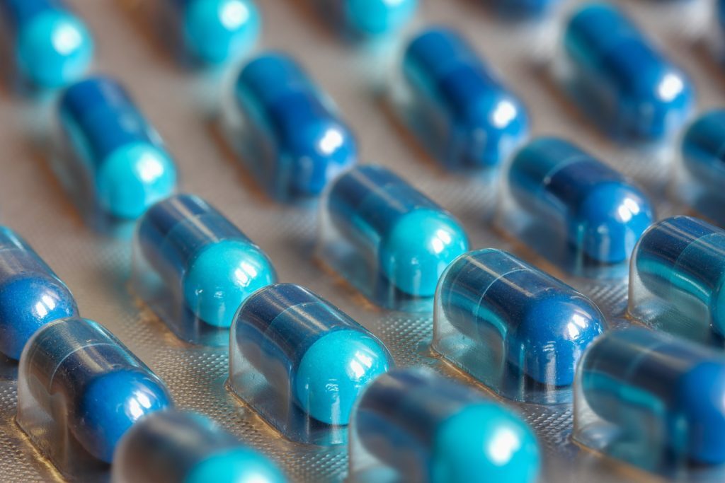 Medicamentele sub asediu: Producătorii cer curent garantat