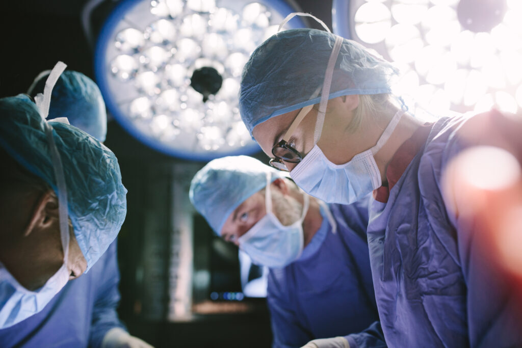 Iași: Eroi în alb, 2 transplanturi duminica! Medici gratis