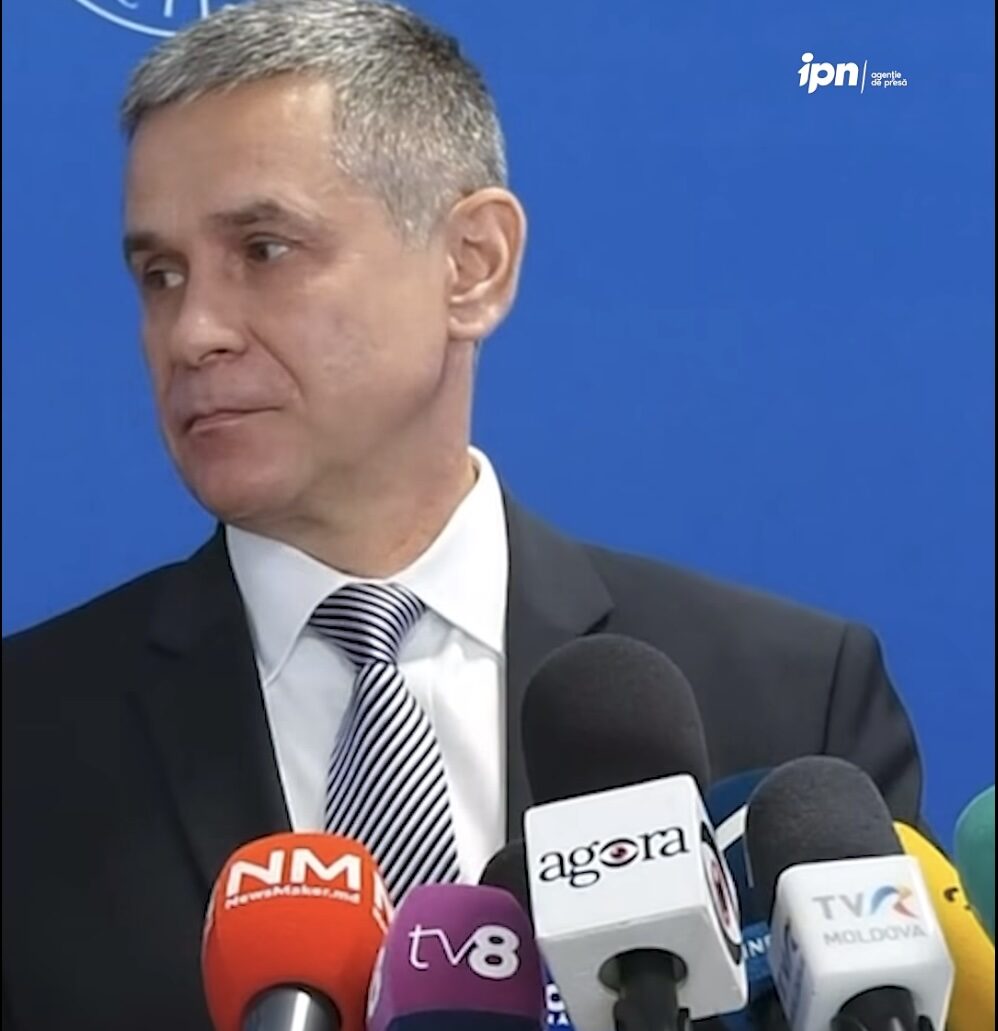 Ministrul Apărării din Moldova, Nosatîi, i-a refuzat o jurnalistă în rusă