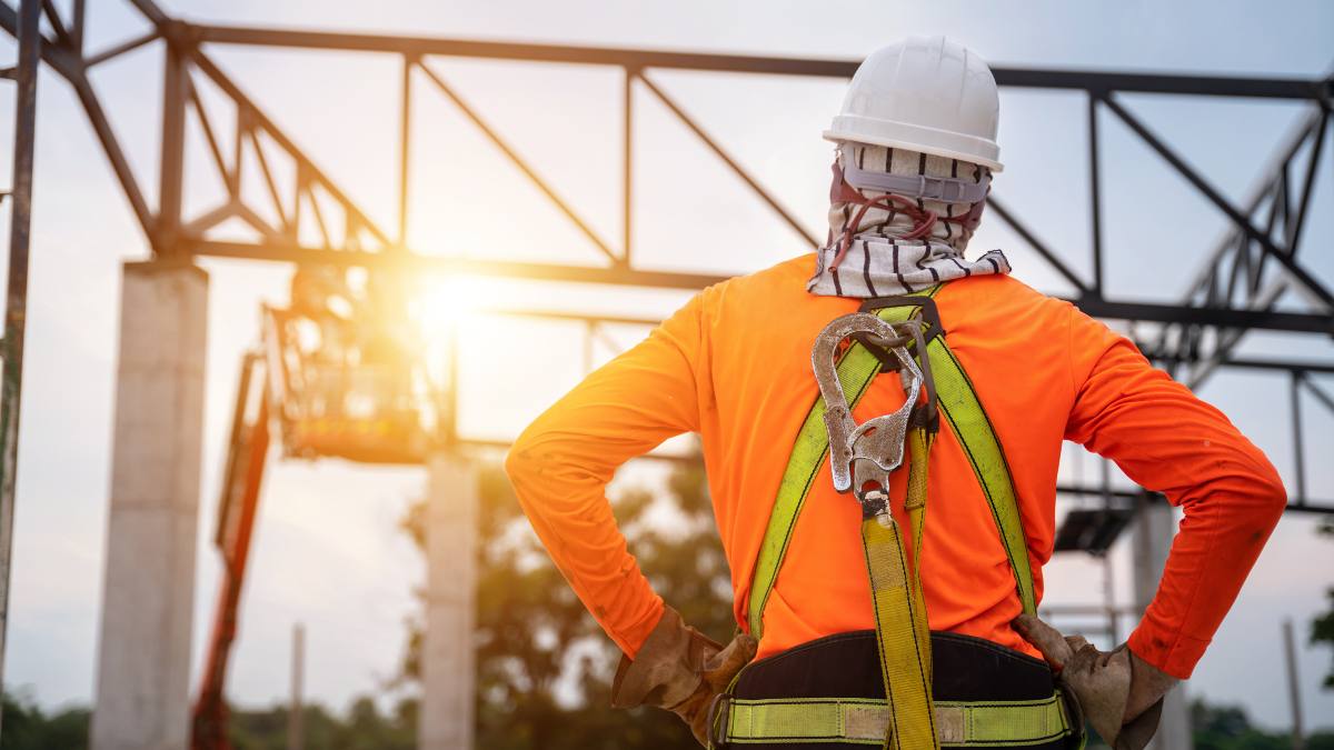 Constructori și electricieni, salarii de AUR: 7.000 euro