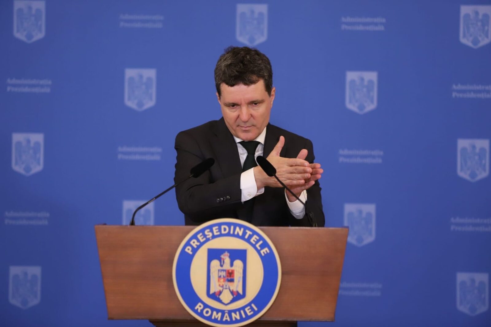 Președinte-jucător, un lider moale la cârma țării