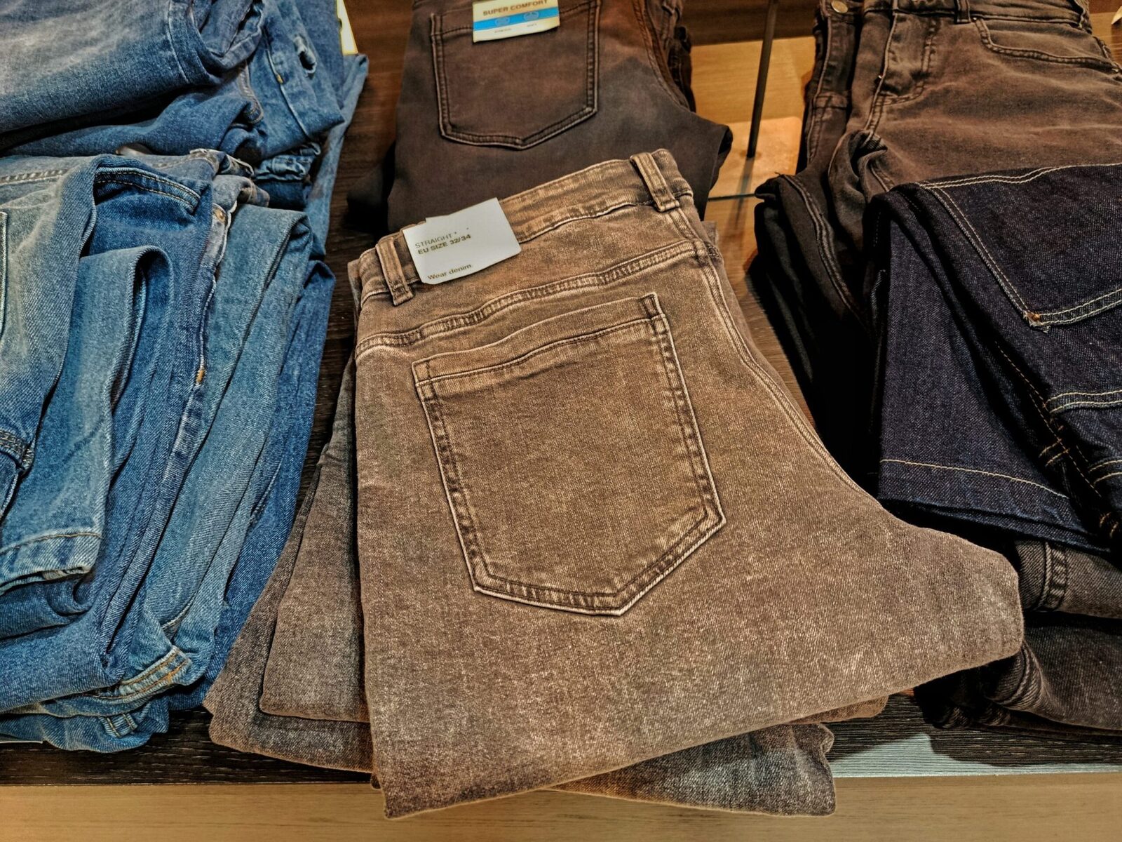 Pantalonii periculoși: moda supradimensionată provoacă accidente grave