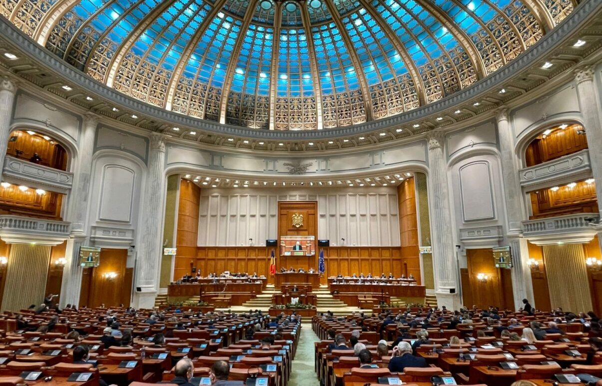 Parlament: Legea Pfizer, adoptată. Liderii își pasează vina, românii plătesc