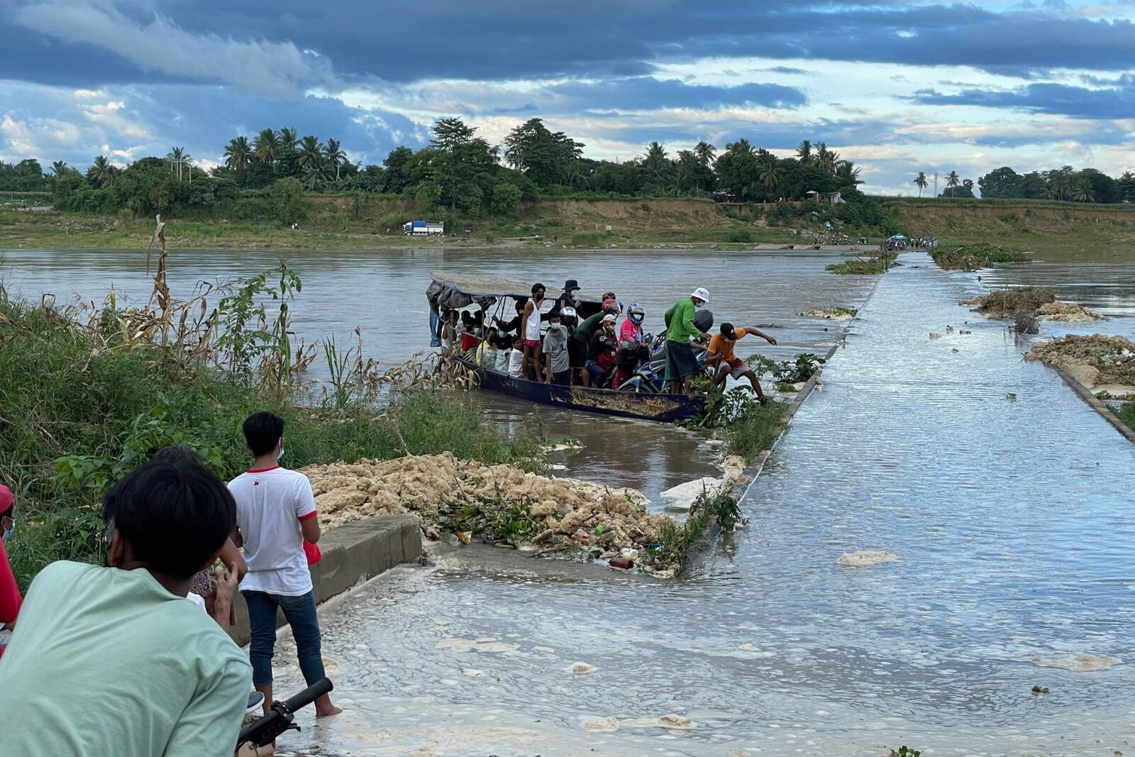 Filipine: Feriboturi Anulate și Drumuri Blocate de Ciclonul Maymay