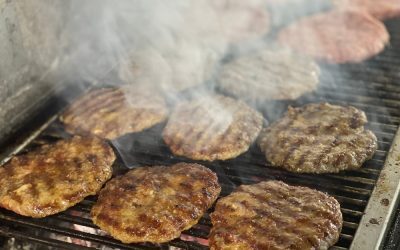 Pljeskavica, regele grătarului: secretul chiftelelor sârbești de top