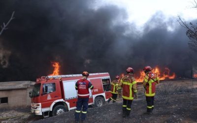 Focul învolbura Atena: Vânt violent propagă incendiul