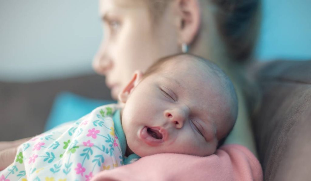 Mamele ignoră 5 probleme grave după naștere. Medicul explică