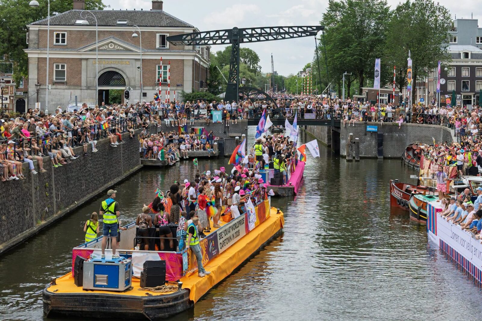 Amsterdam: Zeci de cupluri s-au căsătorit la Pride, după 25 de ani