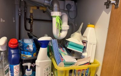 Sub chiuvetă: greșeli ce distrug casa și produsele