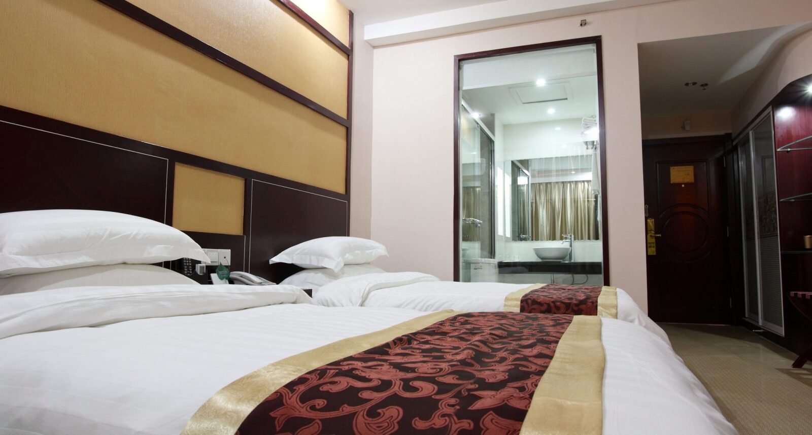 Cameră ascunsă în hotel? Testul cu degetul dezvăluie adevărul