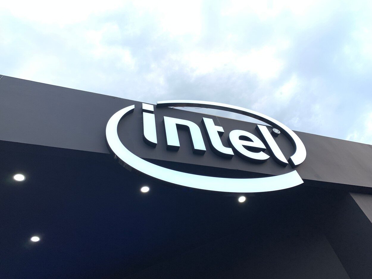 Intel: 15 miliarde $ pentru AI, dar acțiunile pierd 4%