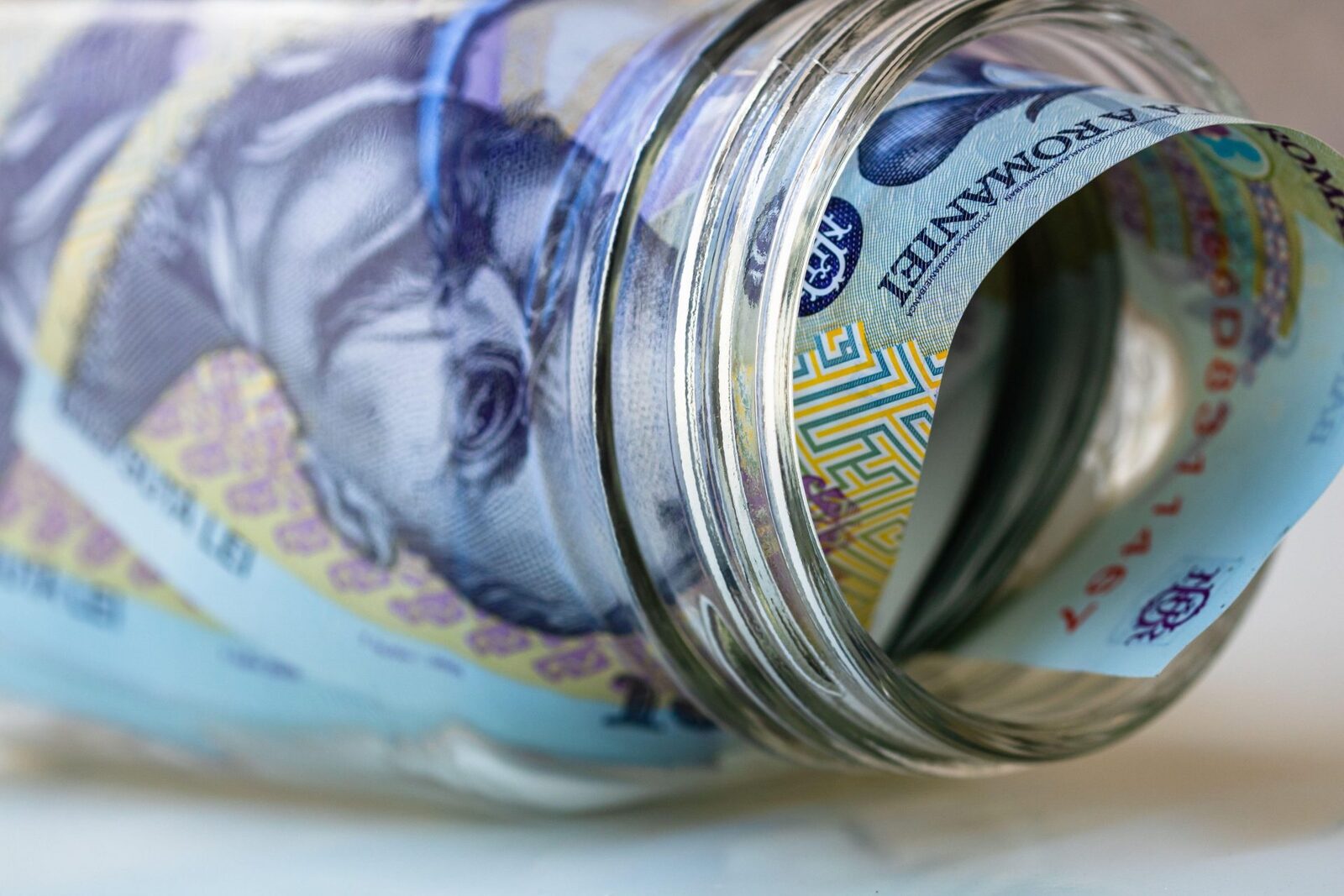 Finanțele s-au împrumutat 809 mil. lei, cerere dublă