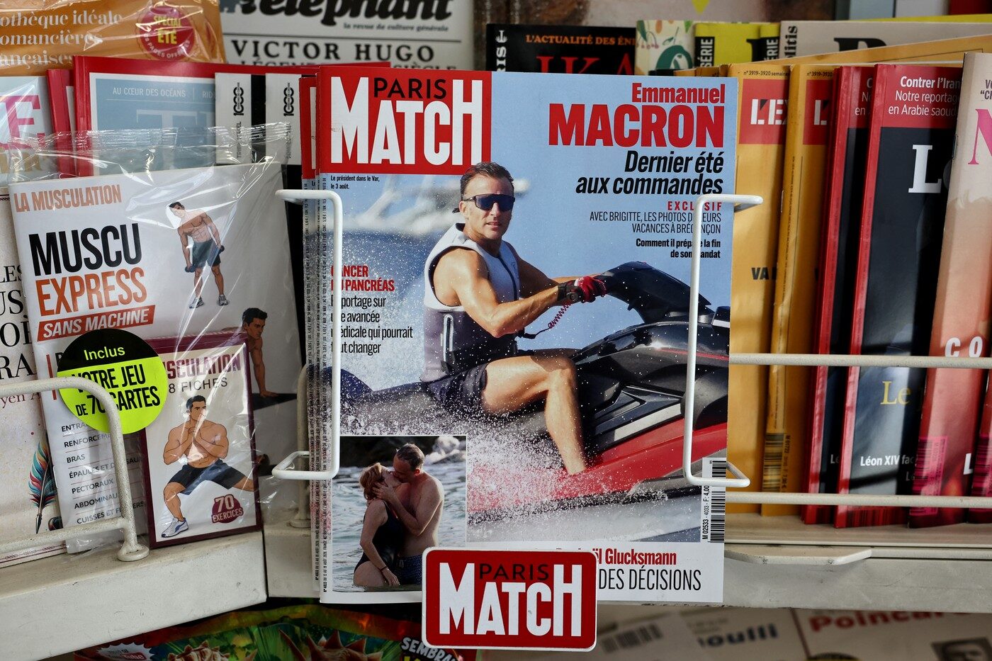 Macron, pe jet-ski, în toiul criticilor din Franța