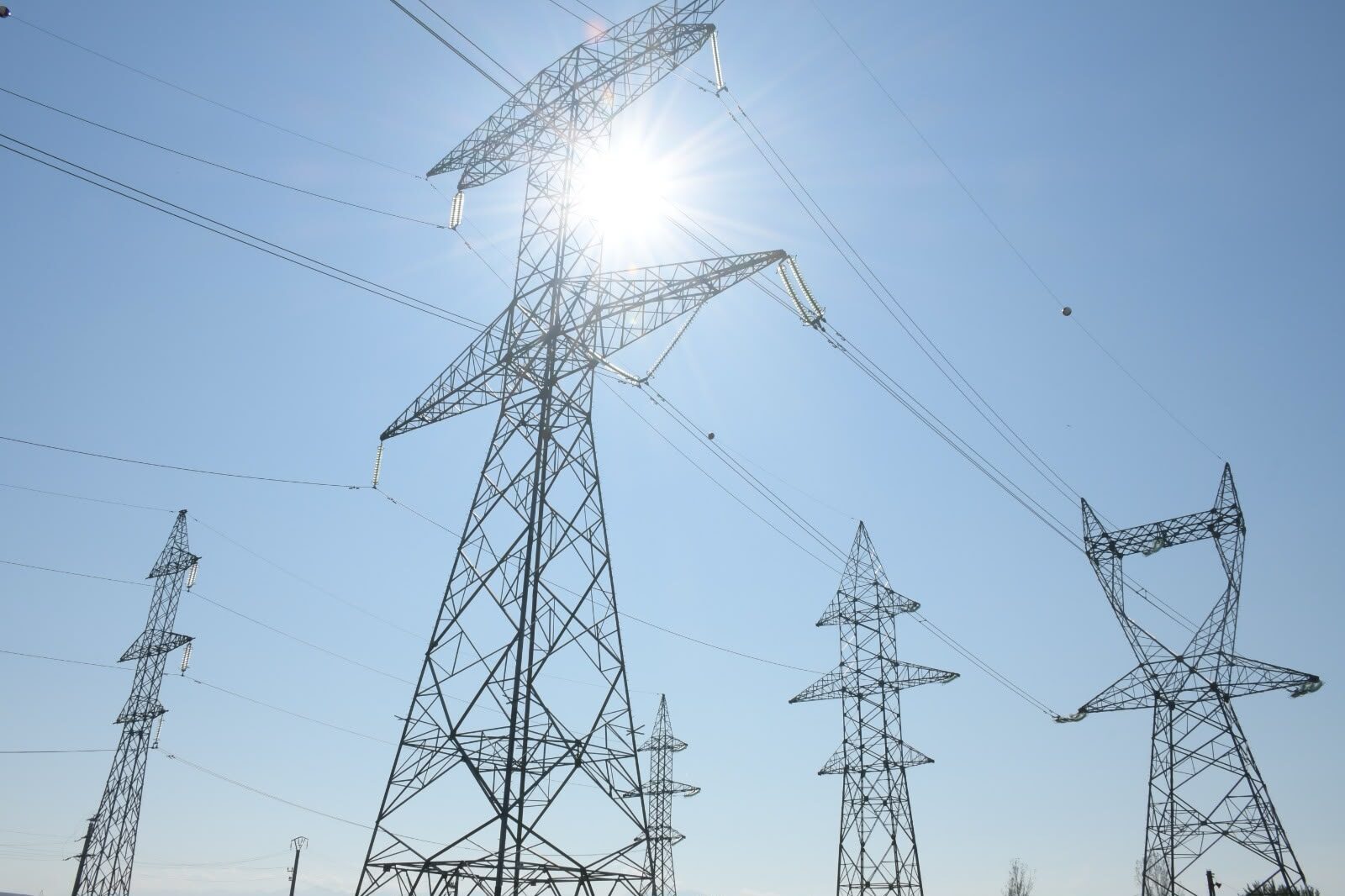Energia electrică la preț negativ în România: criză sau prag nou